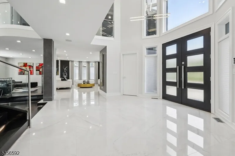 4 bed, 5.5 bath, $23,500 — Photo 3