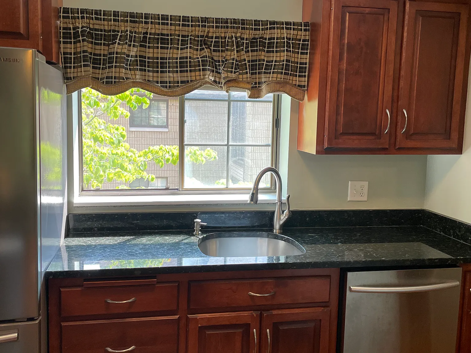 1 bed, 1.5 bath, 745 sqft, $1,950 — Photo 3
