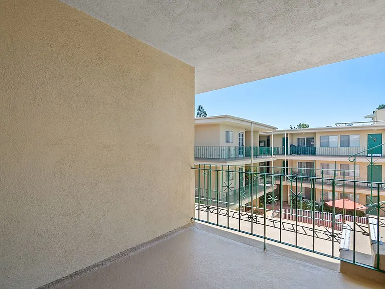 Encino Park West Apartments — Photo 34