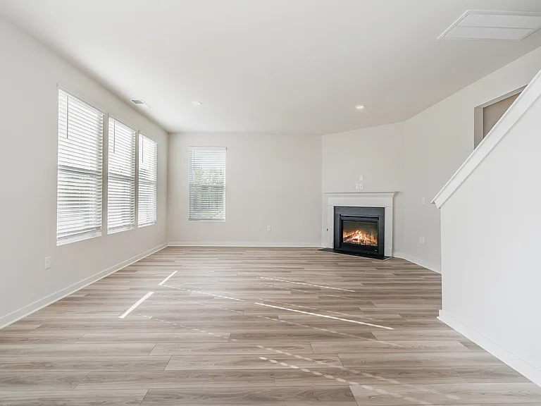 585 Lyness Dr — Photo 15