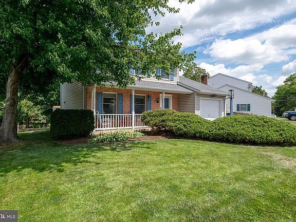 3rd image of 891 Parkside Ln