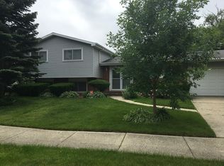 1407 W Roanoke Dr, Arlington Heights, IL 60004