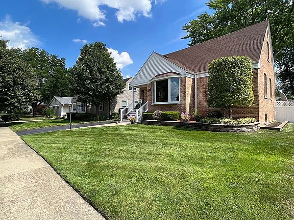 3rd image of 827 N Kaspar Ave