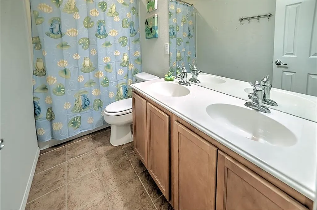 4 bed, 2.5 bath, 2627 sqft, $2,500 — Photo 2