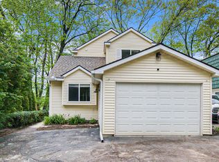 8742 River Valley Rd, Brighton, MI 48116