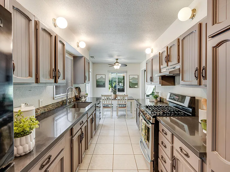 2030 W Lincoln Ave — Photo 15
