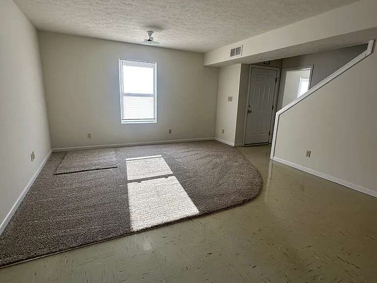1118 S Woodlawn Ave — Photo 14