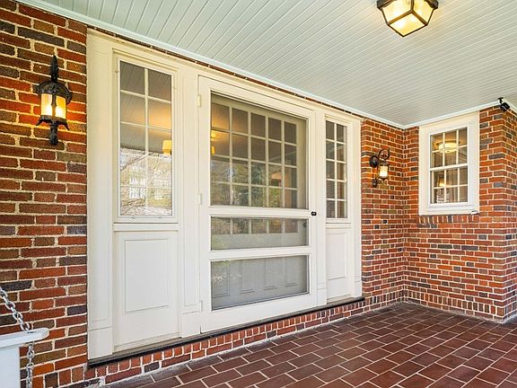 4th image of 292 Pond St