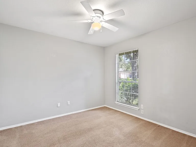 1514 Royce Ln — Photo 16