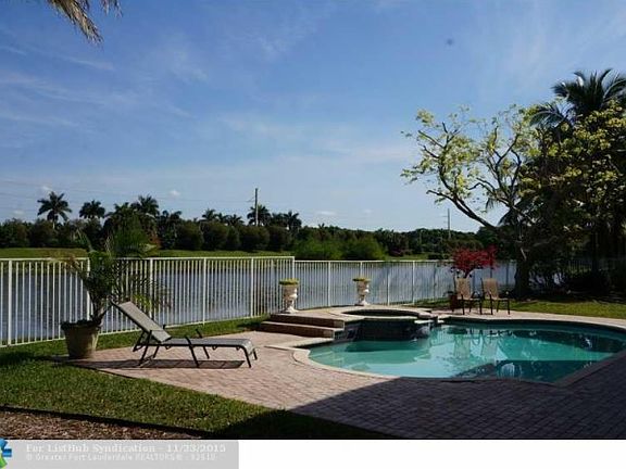 3rd image of 1390 Victoria Isle Dr