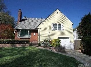 19 Roxbury Rd, Port Washington, NY 11050