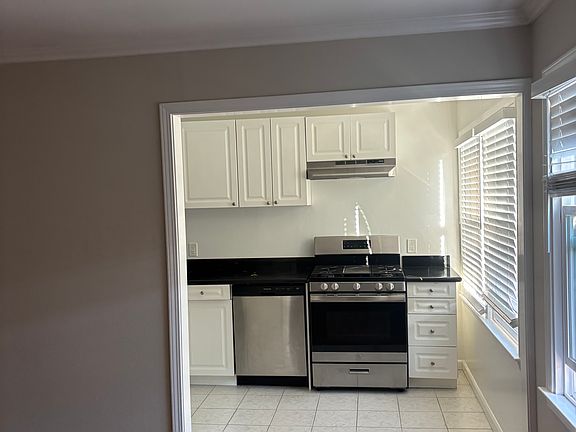 3rd image of 2828 Taraval St