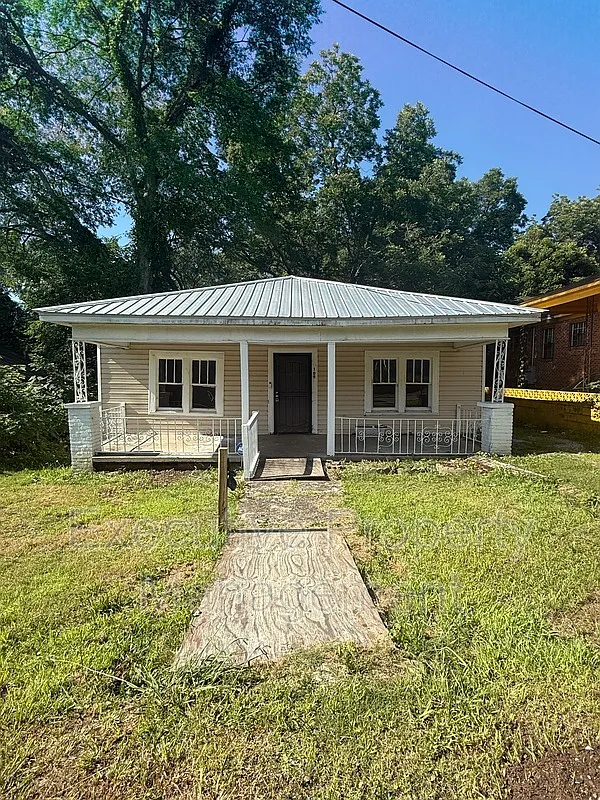 4 bed, 1.0 bath, 1344 sqft, $1,000 — Photo 1