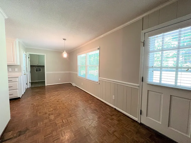 928 Brentwood Dr — Photo 5