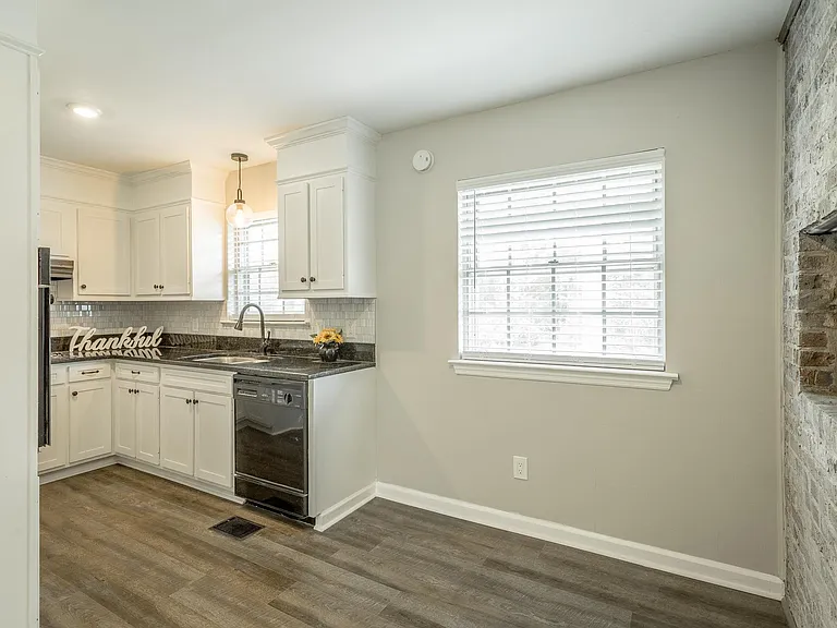 1403 Clearpoint Dr — Photo 24