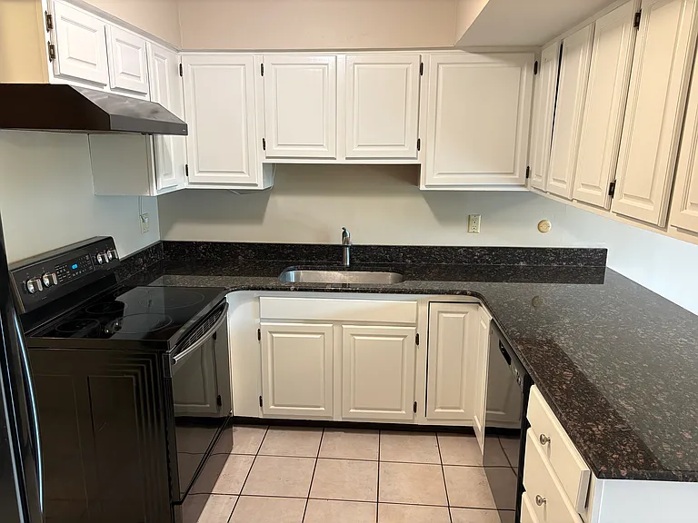 323 Milford Ct — Photo 10