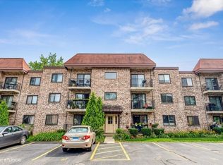 5511 Chateau Dr #1, Rolling Meadows, IL 60008