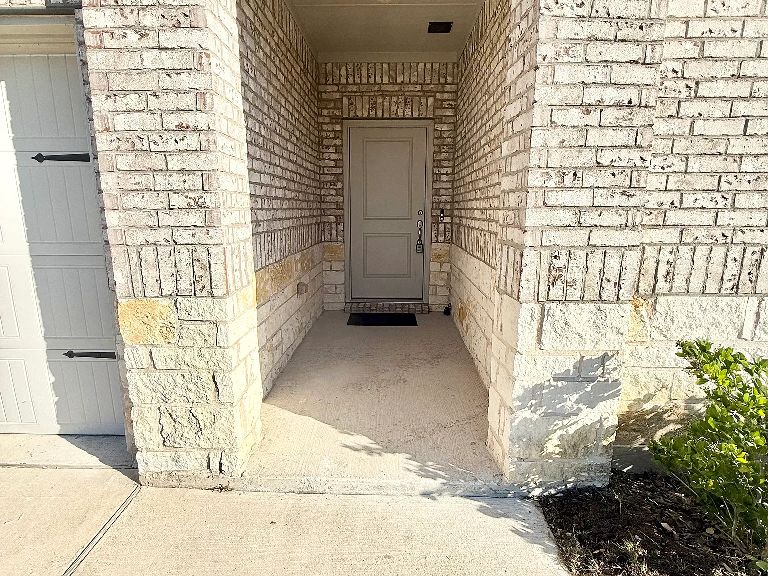 4 bed, 2059 sqft, $2,200 — Photo 2