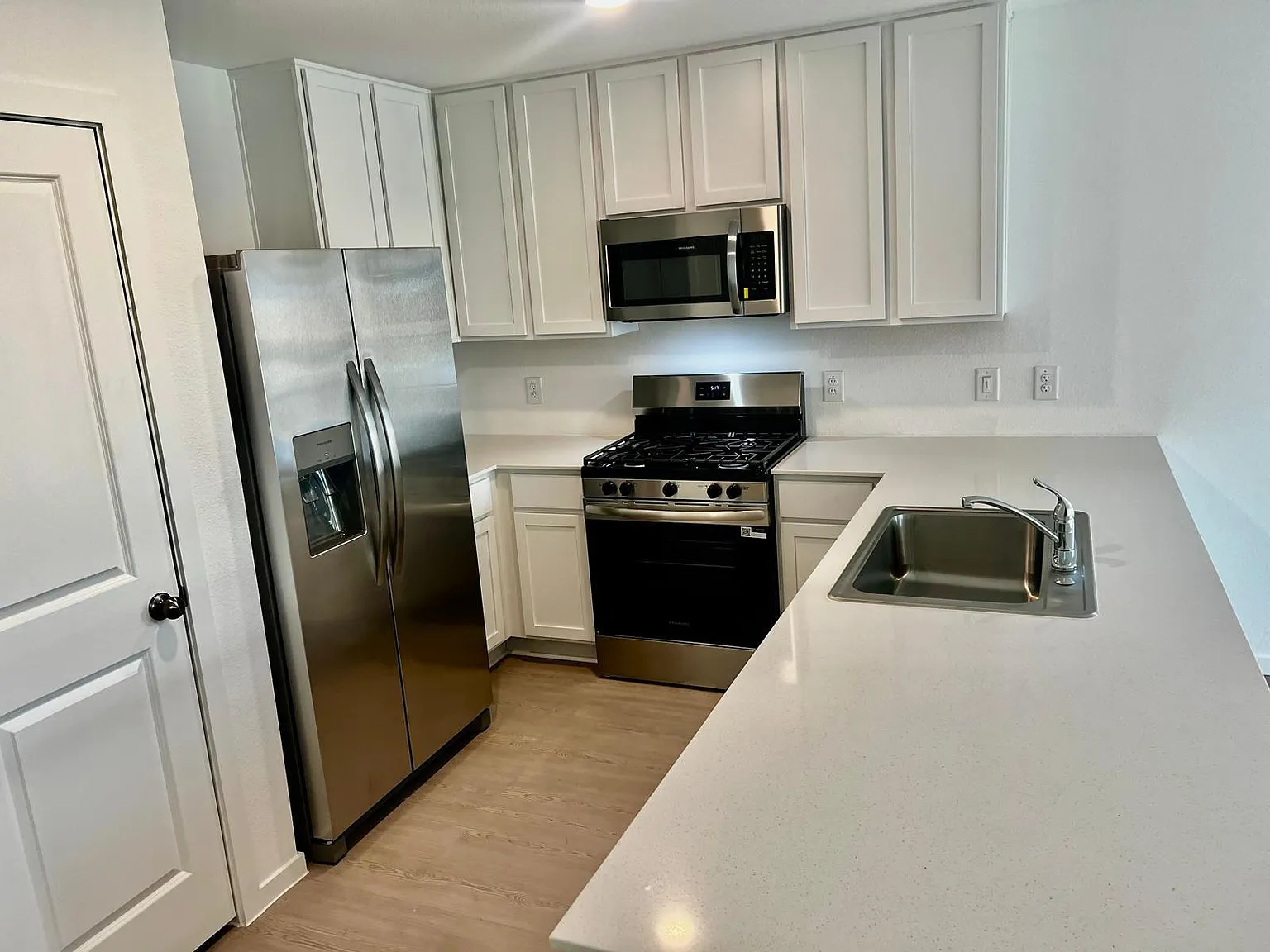 4 bed, 2.5 bath, 2263 sqft, $2,250 — Photo 2