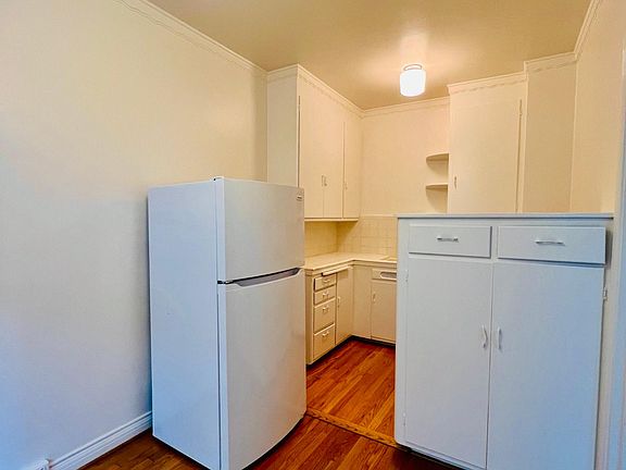 4th image of 205-1855 Pacific Ave #205