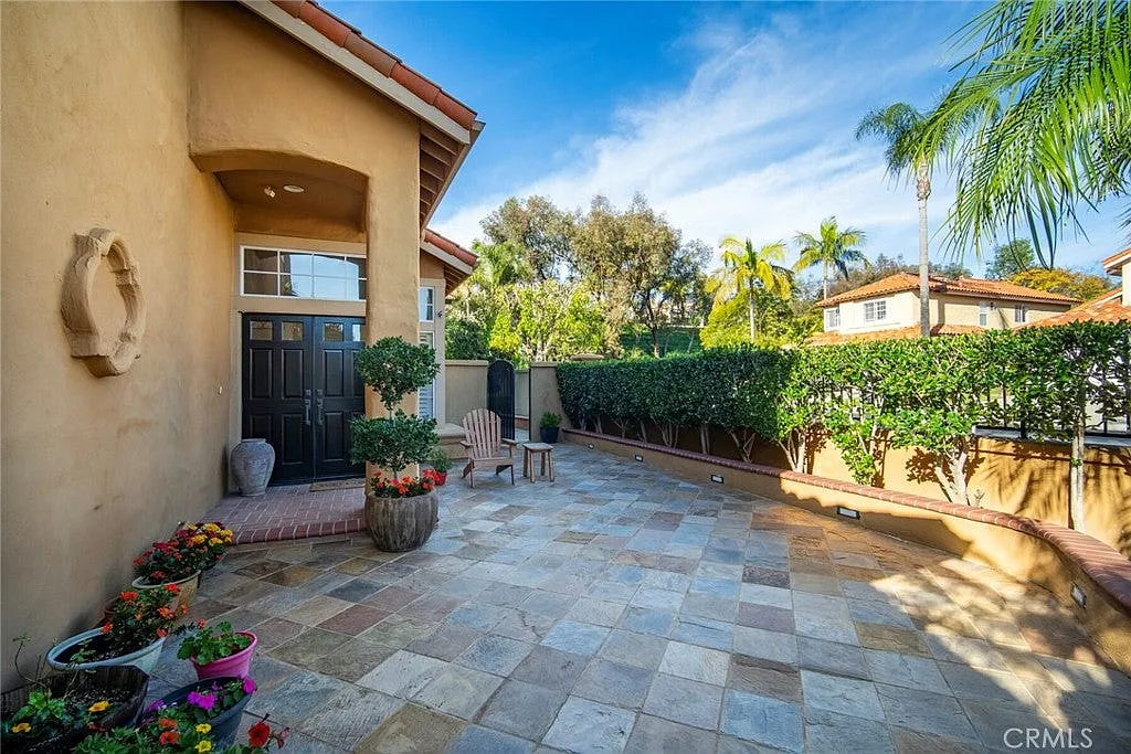 4 bed, 2.5 bath, 1943 sqft, $7,200 — Photo 2