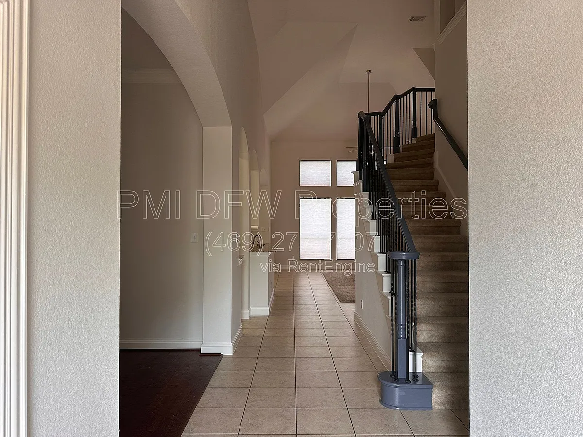 Building Photo - 2610 Meadow Ridge Dr