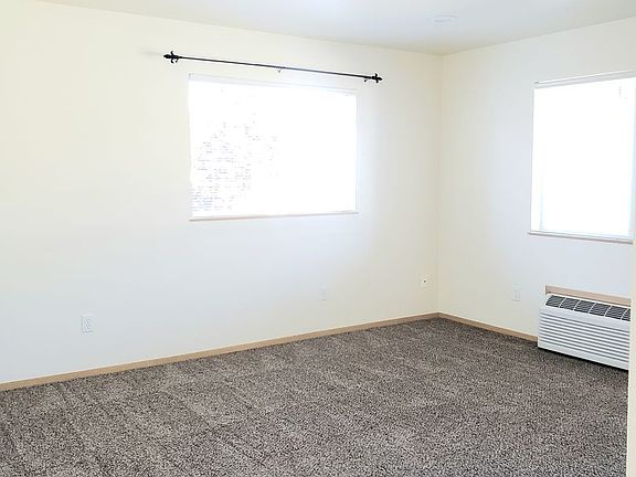 4th image of 587 Eastmont Ave APT D