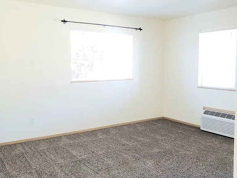 587 Eastmont Ave — Photo 4