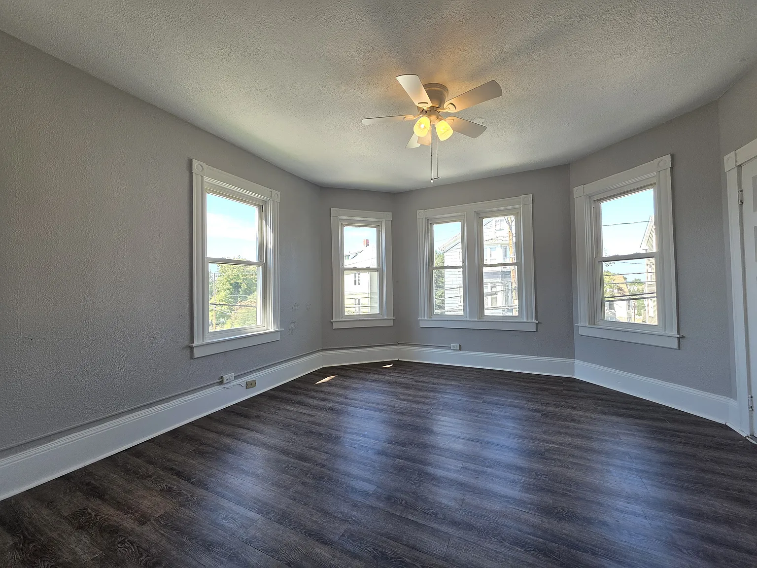  501 Bernon St 2ndflr 4b/1b Renovated Newfloors Freshpaint Petsok Prkg — Photo 2