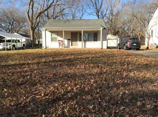 1935 SW Seabrook Ave, Topeka, KS 66604