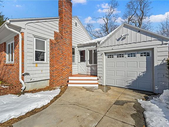 3rd image of 52 Dahlia St