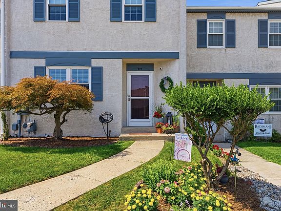 4th image of 227 Lawndale Ave
