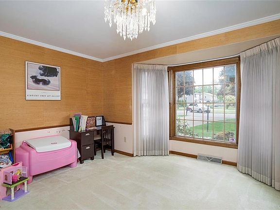 4th image of 51 Lancelot Ct