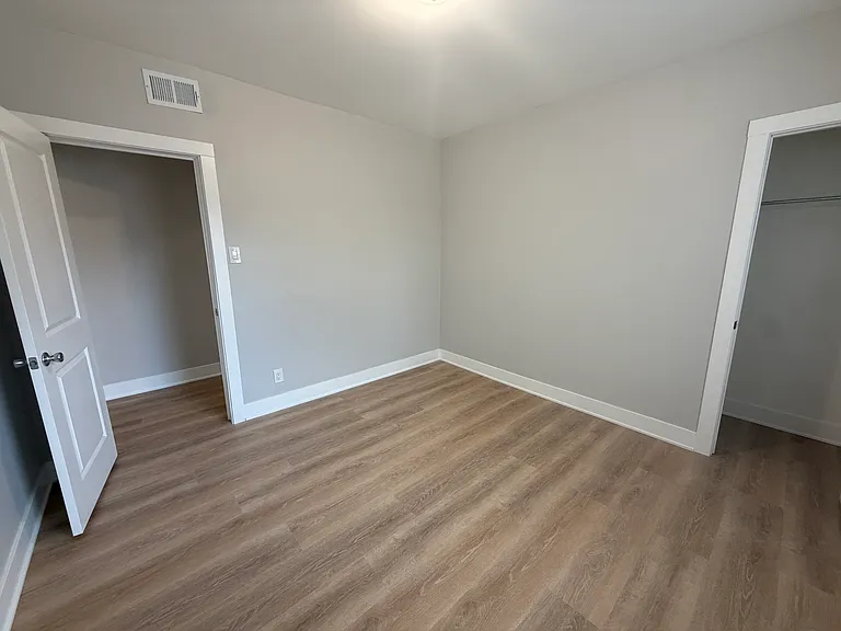 4956 W Drummond Pl #2E — Photo 6