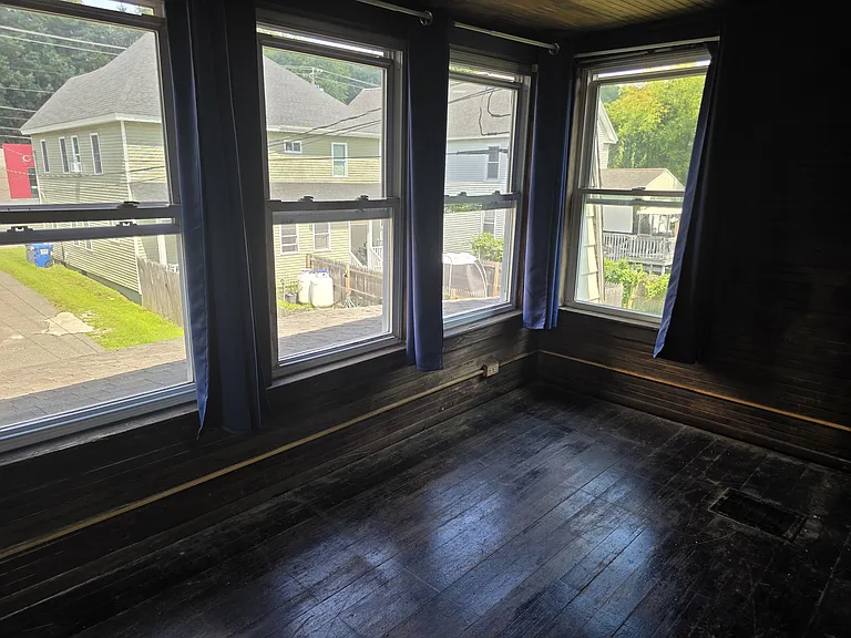 1564 1/2 N Main St — Photo 11