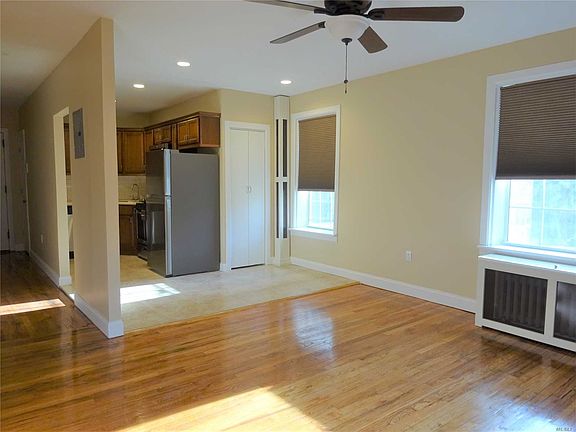 3rd image of 3015 Hobart St APT 3H