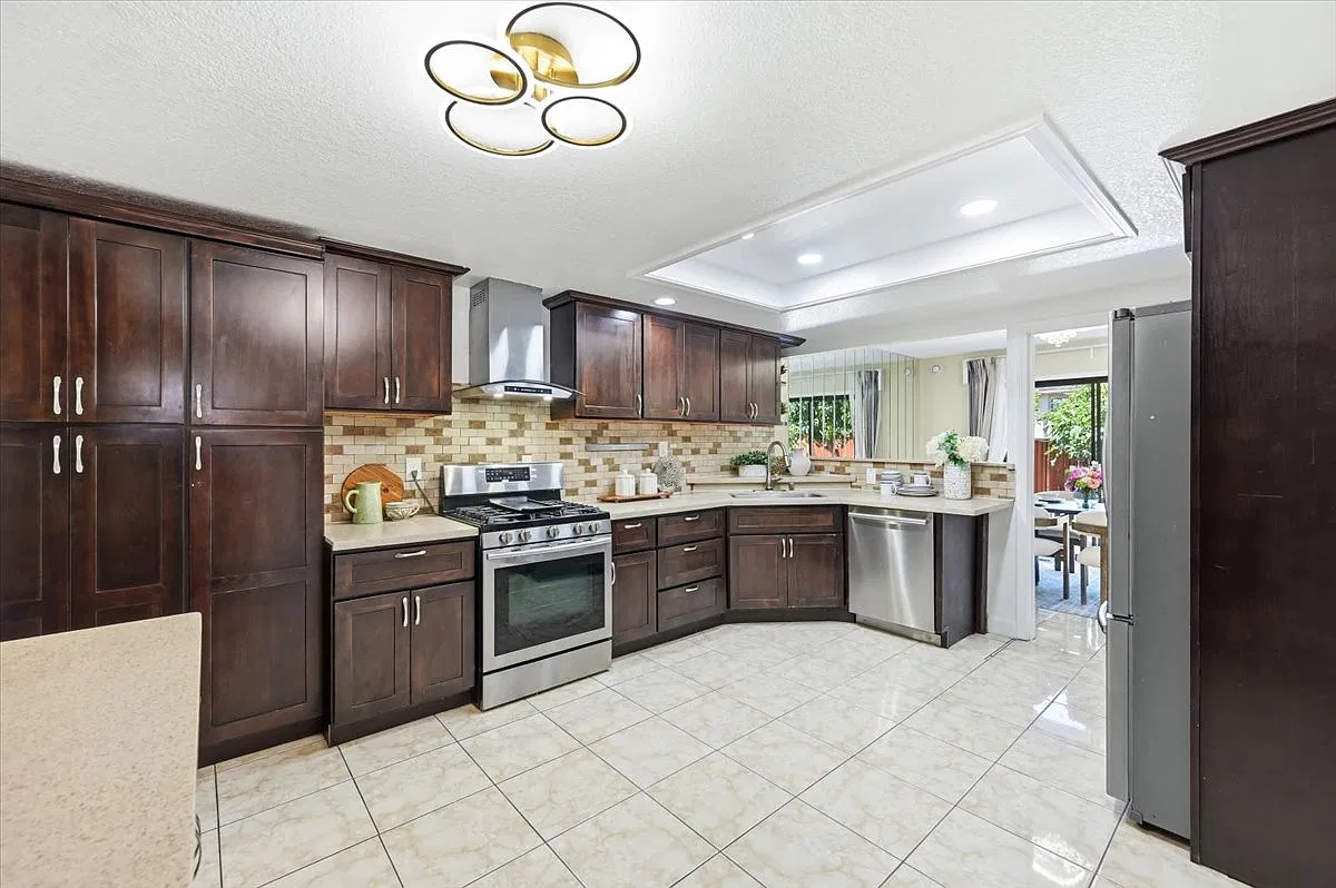 3 bed, 2.5 bath, 1579 sqft, $4,700 — Photo 4