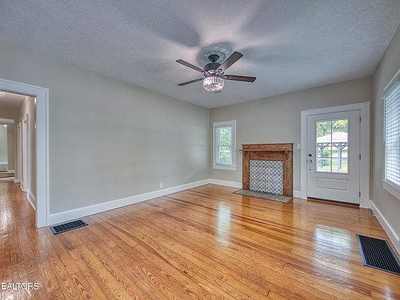 4th image of 917 Centeroak Dr