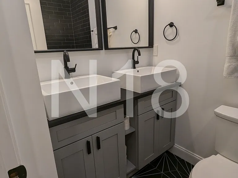 En suite bathroom with double vanity