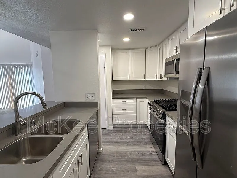 2 bed, 1.0 bath, 1029 sqft, $3,200 — Photo 3