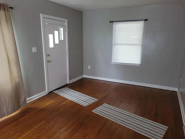 526 E Division St — Photo 2