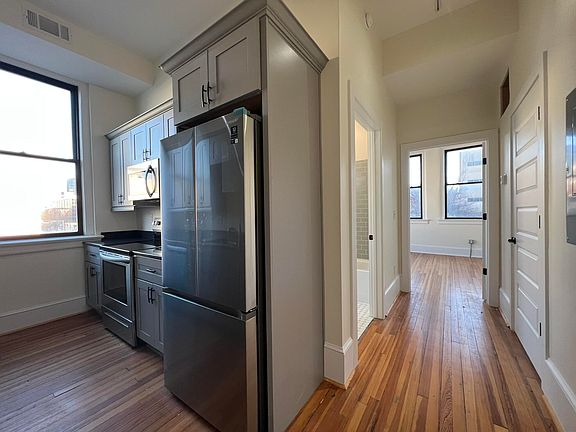 5th image of 301 Campbell Ave SW APT 1