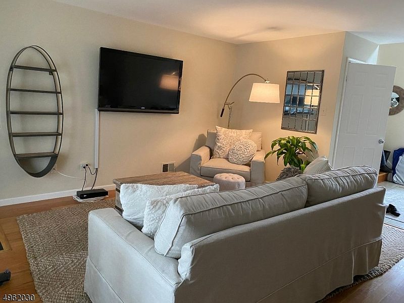 2nd image of 41 Whitby Cir