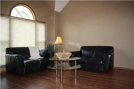 LIVING ROOM 16 FT VAULT