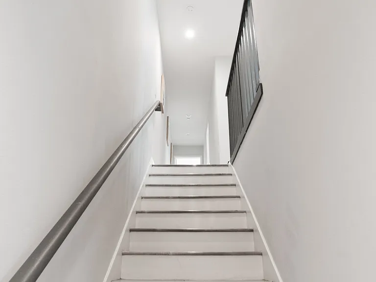1729 W Adams Blvd — Photo 32