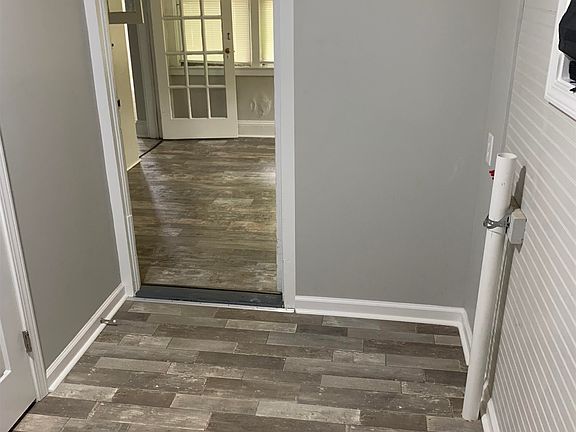 3rd image of 900 S Limestone St