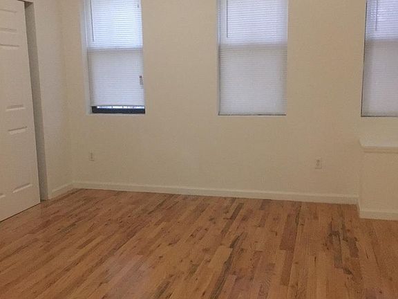 5th image of 233 Montrose Ave APT 1