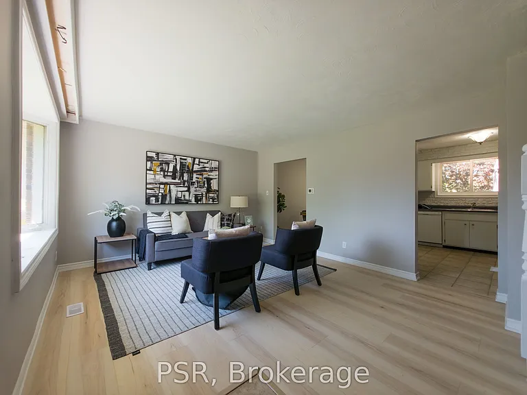 11 Elmsdale Dr — Photo 3