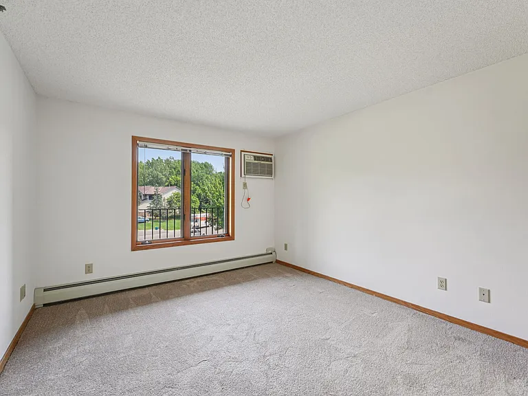Oaks Lincoln Apartments — Photo 10