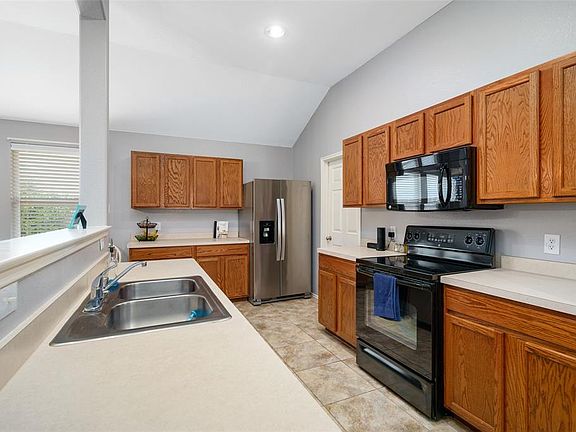 5th image of 906 Oakcrest Dr